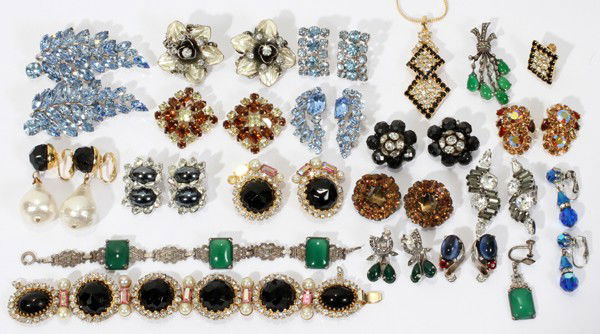 VINTAGE COSTUME JEWELRY, 21 PIECES: VINTAGE COSTUME JEWELRY, 21 PIECES:Includes a Hobe pendant; Hobe bracelet and earrings in black, pearl and pink; pair of Trifari earrings; pair of Carnegie earrings; 8 pairs of earrings; 7 brooches an