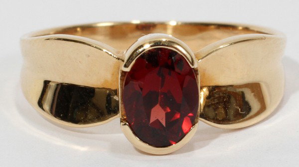 14KT YELLOW GOLD & GARNET RING: 14KT YELLOW GOLD & GARNET RING:3.1 grams, size 6 1/2.