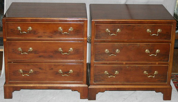 HENREDON MAHOGANY BACHELOR CHESTS, PAIR: HENREDON MAHOGANY BACHELOR CHESTS, PAIR, H 24", W 23", D 17 3/4":Each is fitted with three drawers, flanked by brass handles and raised on bracket feet.