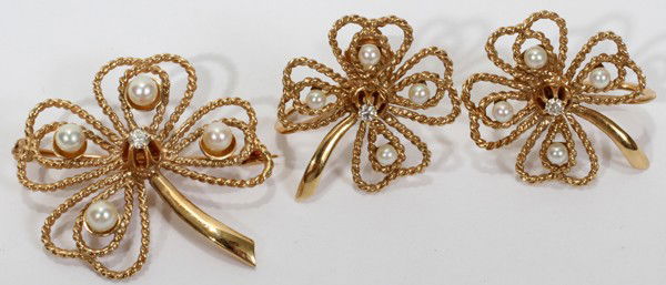 14KT GOLD, DIAMOND & PEARL BROOCH & EARRINGS: 14KT GOLD, DIAMOND & PEARL BROOCH AND PAIR OF EARRINGS:Marked 14Kt. Diamonds 3 and 5 pts. From the Estate of Gloria Vuici - Smith, Grosse Pointe, Mi.