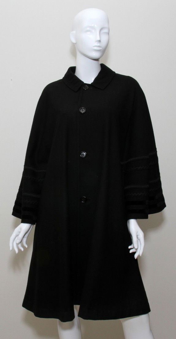 COMME DES GARCONS BLACK WOOL CAPE: COMME DES GARCONS BLACK WOOL CAPE:With four buttons, slit pockets, medium size.