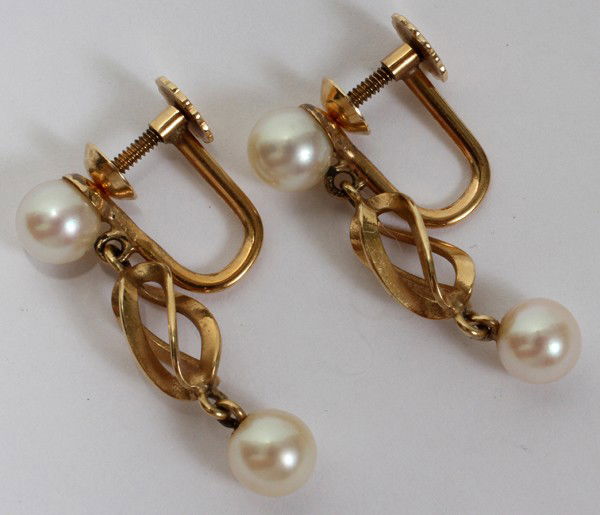 14KT GOLD PENDANT EARRINGS: 14KT GOLD PENDANT EARRINGS WITH 2 PEARLS EACH: From the Estate of Gloria Vuici - Smith, Grosse Pointe, M