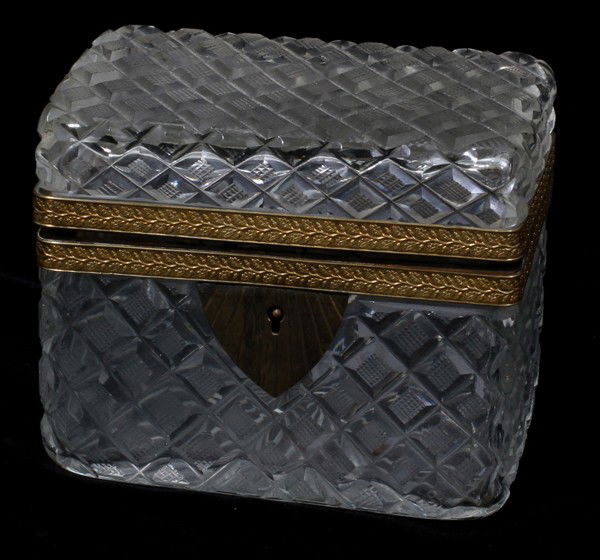 CUT CRYSTAL JEWELRY BOX, H 4 1/2', L 5 3/8": CUT CRYSTAL JEWELRY BOX, H 4 1/2', L 5 3/8", D 3 1/2":Diamond cut pattern; lack inside box.
