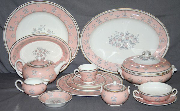 WEDGWOOD BONE CHINA DINNER SERVICE, 86 PIECES: WEDGWOOD BONE CHINA DINNER SERVICE, 86 PIECES:"Pimpernel" dinner service, 12 dinner plates, diameter 10 3/4", 7 salad plates, diameter 8", 9 cream soups, 12 under plates, diameter 6 1/2", 6 teacups, 1