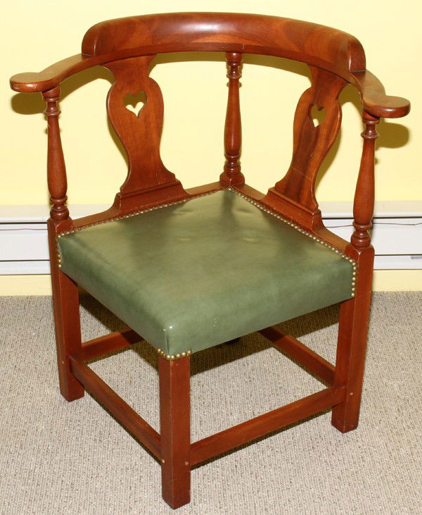 AMERICAN MAHOGANY CORNER CHAIR, MODERN, H 31",: AMERICAN MAHOGANY CORNER CHAIR, MODERN, H 31", W 29":With a green leather seat that is accented by nail head trim.