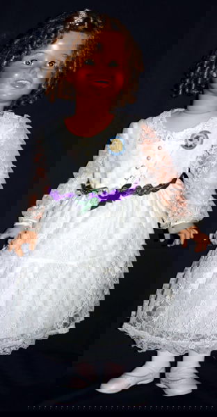 090438: IDEAL 'SHIRLEY TEMPLE' VINYL DOLL: IDEAL 'SHIRLEY TEMPLE' VINYL DOLL, C. 1959, L 36":Old pin-back button.