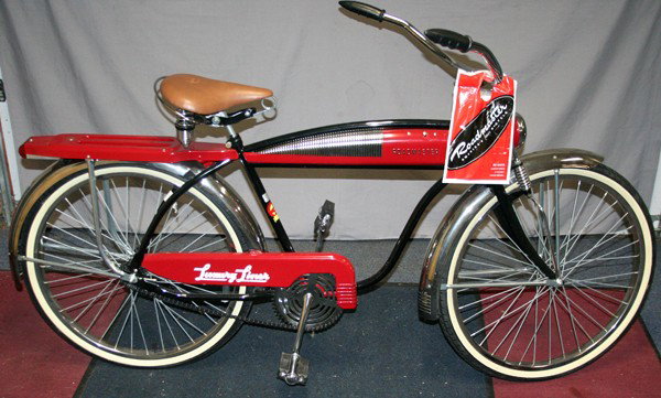 AMF ROADMASTER, 'LUXURY LINER', 26",: AMF ROADMASTER, 'LUXURY LINER', 26", BOY'S/MEN'S BICYCLE:having a black frame, red and chrome tank with "Roadmaster" in chrome on tank sides, red chain guard with stenciled white "Luxury Liner"; chrom