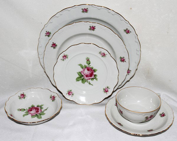 BAVARIAN PORCELAIN DINNER SERVICE, 73 PIECES: BAVARIAN PORCELAIN DINNER SERVICE, 73 PIECES:Assembled service, of similar rose bud type pattern, includes 12 dinner plates, Dia. 9 5/8", 11teacups, 12 saucers, 12 bread and butter plates,11 berry bow