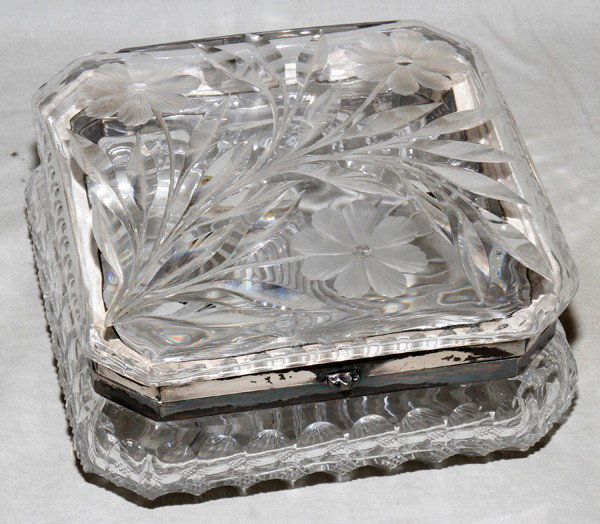 PAIRPOINT QUALITY CUT CRYSTAL JEWELRY BOX,: PAIRPOINT QUALITY CUT CRYSTAL JEWELRY BOX, H 3", W 6 1/2" SQUARE:Featuring a floral design. Measures H.3" x 6 1/2" x 6 1/2".