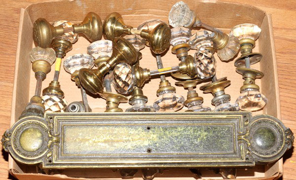 ASSORTED BRASS & CRYSTAL DOORKNOB SETS, C. 1900: ASSORTED BRASS & CRYSTAL DOORKNOB SETS, C. 1900:Including a set of 4 matching brass knobs; 17 sets of glass and crystal knobs; together with 2 bronze plates, L.19 3/4".