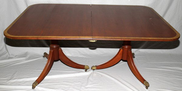 FEDERAL STYLE MAHOGANY DINING TABLE,: FEDERAL STYLE MAHOGANY DINING TABLE, WITH TWO LEAVES, H 30", W 47", L 68":1 double-pedestal dining table with two leaves, satinwood band about. Circa 1940.