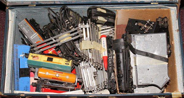 LIONEL, 027 GAUGE TRAIN SET: LIONEL, 027 GAUGE TRAIN SET:Including a Lionel 1666 2-6-2 steam locomotive, c 1946-1969, two [2] Lionel Santa Fe 218 8-57 diesel engines with "War Bonnet" paint scheme, c1959-1963, Lionel Boston & Mai