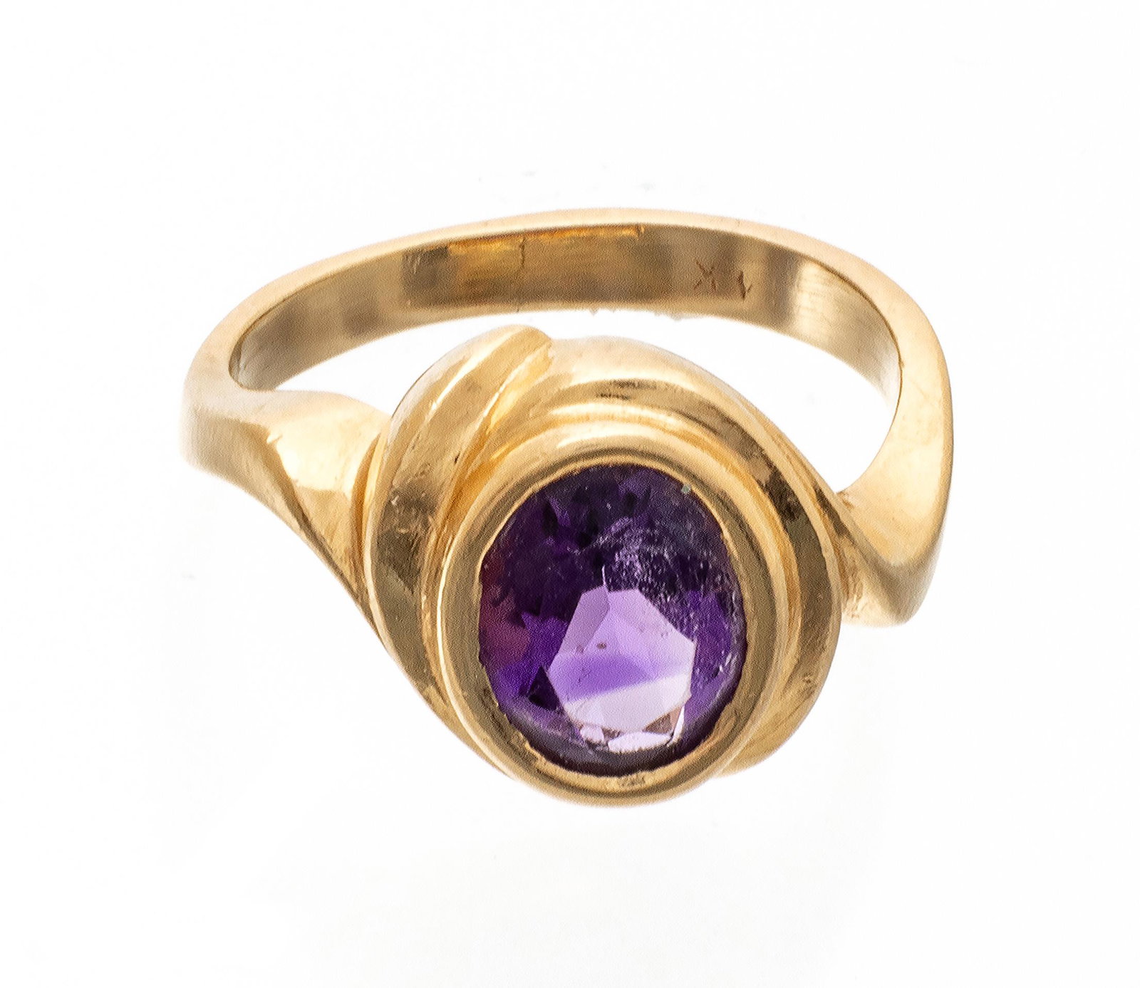 14K Yellow Gold And Amethyst Ring, Size 7, 6.4g: 14K Yellow Gold And Amethyst Ring, Size 7, 6.4g | Impressed 14K. Nice deep color oval amethyst Provenance: From the Estate of Prominent Collector, Leon Zielinski, Macomb County, MI