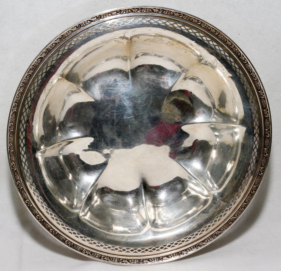 INTERNATIONAL SILVER CO. STERLING BOWL, DIA 9": INTERNATIONAL SILVER CO. STERLING BOWL, DIA 9":Number D 17-7. Approximately 6.14 trz. From the Estate of Julie Cudlip Whitman, Grosse Pointe Farms.