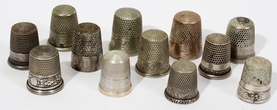 AMER. & CONTINENTAL STERLING & SILVER THIMBLES: AMERICAN & CONTINENTAL STERLING & SILVER THIMBLES, 19TH & 20TH CENTURY, TWELVE, H 1":The 8 sterling thimbles include one English (Birmingham) and pieces by Simons Bros., Sterns Bros., Waite, Thresher 