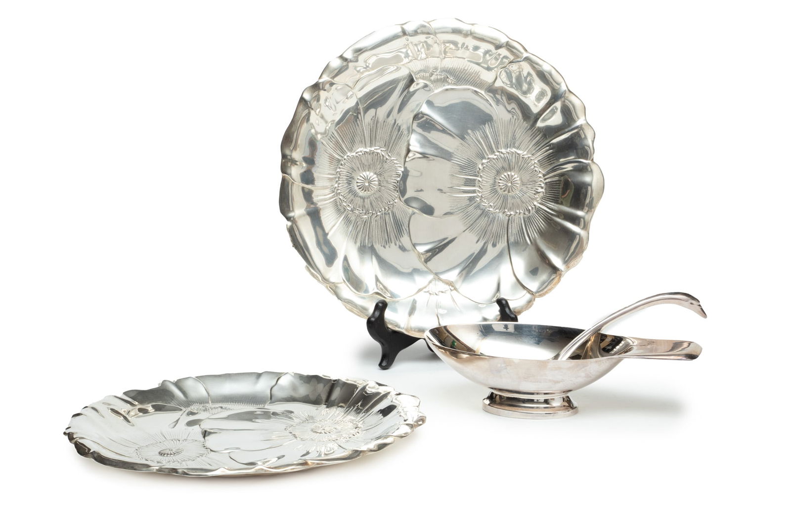 Wallace (American) 'Poppy' Sterling Silver Trays + Christofle (France) Sauce Boat & Ladle, Dia.: Wallace (American) 'Poppy' Sterling Silver Trays + Christofle (France) Sauce Boat & Ladle, Dia. 10.5" 24.17t oz 4 pcs | The lot includes two Wallace Silversmiths 'Poppy' sterling silver sandwich trays