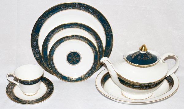 ROYAL DOULTON 'CARLYLE' PORCELAIN DINNER SET: ROYAL DOULTON 'CARLYLE' PORCELAIN DINNER SET, 58 PIECES (SERVICE FOR EIGHT):Including 8 dinner plates, Dia.10 1/2", 8 salad plates, Dia.8", 8 bread-and-butter plates, 10 cups and 10 saucers, as well a