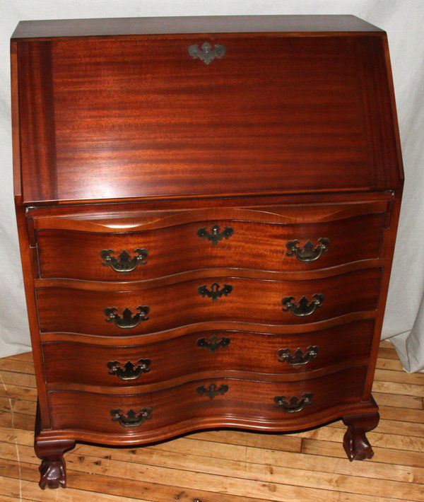 070293 MADDOX TABLES CO. MAHOGANY SLANT TOP DESK,