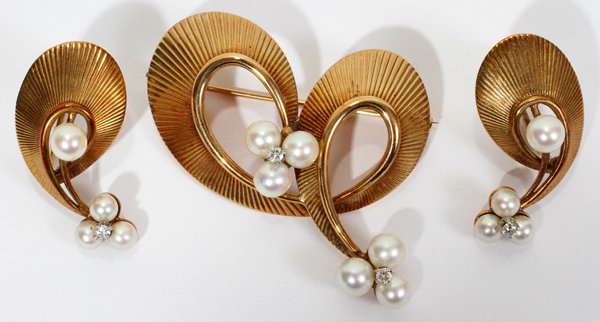 14 KT YELLOW GOLD, DIAMOND & PEARL EARRINGS &: 14 KT YELLOW GOLD, DIAMOND & PEARL EARRINGS & BROOCH, THREE PIECES:Set includes 1 pair of screw back earrings and 1 brooch; all stamped "14K". Totaling approximately 23 grams.