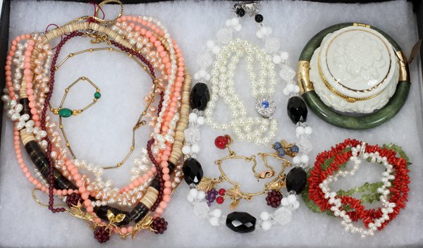 NECKLACE, BRACELET & EARRING GROUPING, 18 PCS: NECKLACE, BRACELET, AND EARRING GROUPING, 18 PCS:Including six necklaces, four bracelets, and four pairs of earrings. Necklaces include one woven gold tone, one with green and gold tone beads, one hav