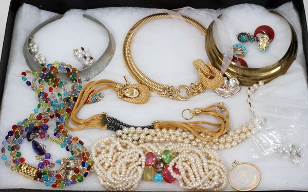 COSTUME JEWELRY, INCLUDING NECKLACES & EARRINGS: COSTUME JEWELRY, INCLUDING NECKLACES & EARRINGS:3 choker, 5 necklace, 8 p. of earrings, 1 pendant, 1 bracelet, Kenneth Jay Lane, St. John, Pewter Choker, Laurel Birch.