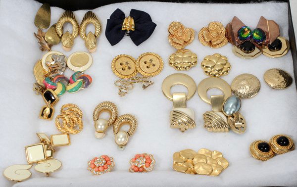 COSTUME JEWELRY, 25 PIECES: COSTUME JEWELRY, 25 PIECES:Gay Boyer, Dauplaise, Dior Bow, JBK, Ciner, Nolan Miller, Monet, Napier.