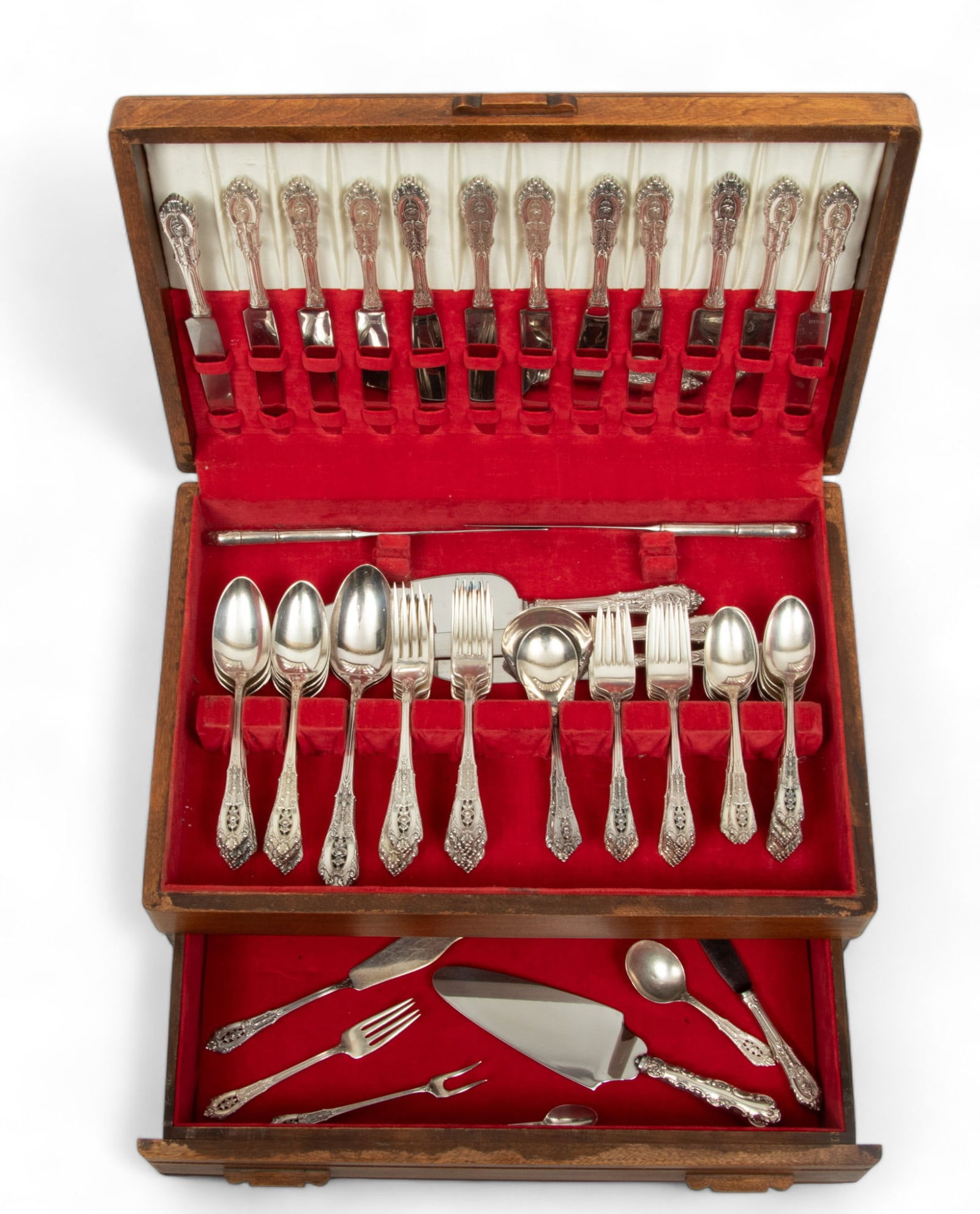 Wallace Silversmiths (American) 'Rose Point' Sterling Silver Flatware, 85.6t oz 91 pcs: Wallace Silversmiths (American) 'Rose Point' Sterling Silver Flatware, 85.6t oz 91 pcs | the collection includes 16 place forks (L 7"), 16 place knives, 16 salad forks, 12 teaspoons, 10 coffee spoons,