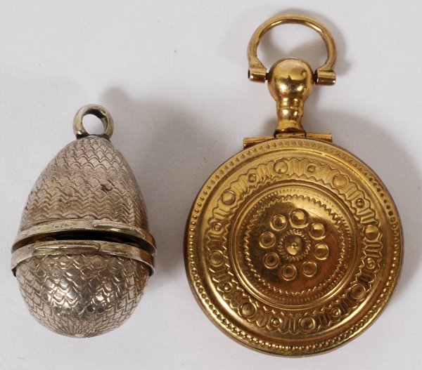 ANTIQUE SILVER VINAIGRETTES, TWO, W 1": ANTIQUE SILVER VINAIGRETTES, TWO, W 1":Including 1 acorn shape and 1 vermeil; both are hinged and without markings.