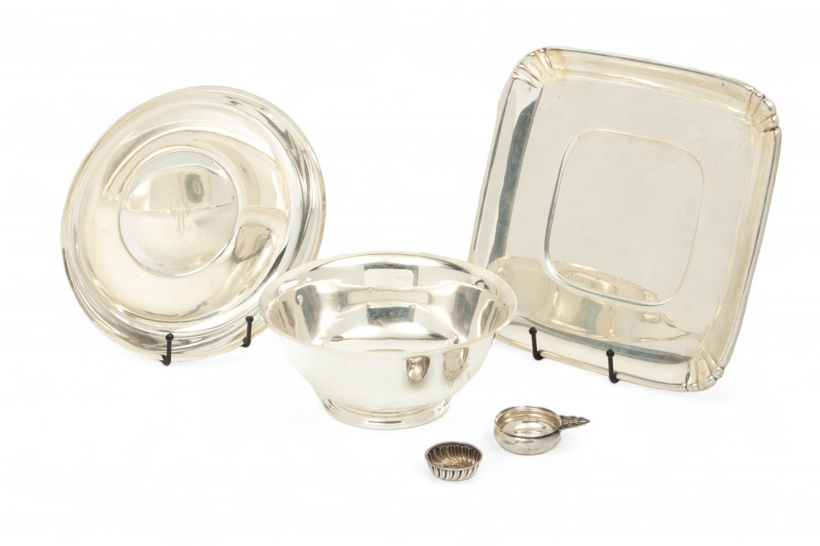 Sterling Silver Bowls & Platters, Feat. Wallace Silversmiths & Towle, Etc., H 1.5" Dia. 9.25" 40.6t: Sterling Silver Bowls & Platters, Feat. Wallace Silversmiths & Towle, Etc., H 1.5" Dia. 9.25" 40.6t oz 5 pcs | the lot includes one open salt (H 0.5 X DIA 1.75"), one Rogers Lunt & Bowlen miniature po