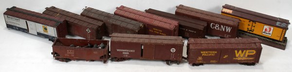 O GAUGE TOY TRAIN BOX CARS & FREIGHT CARS, TEN: O GAUGE TOY TRAIN BOX CARS & FREIGHT CARS, TEN, L 10"