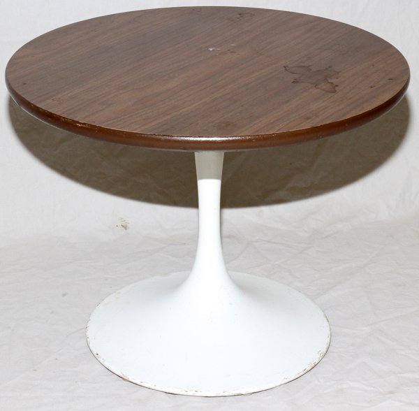 EERO SAARINEN TULIP SIDE TABLE, H 14", DIA 18": EERO SAARINEN TULIP SIDE TABLE, H 14", DIA 18":Round wood grain top on a white tulip base. Property of David Mikol Trust.