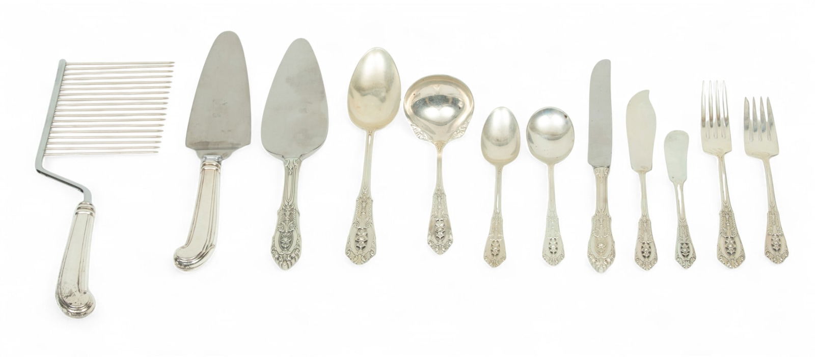 Wallace Silversmiths (American) 'Rose Point' Sterling Silver Flatware, 48t oz 53 pcs: Wallace Silversmiths (American) 'Rose Point' Sterling Silver Flatware, 48t oz 53 pcs | 8 place knives 9", 8 place forks 7" 12Toz, 8 salad forks 8.3 Toz, 8 teaspoons 6.8Toz, 8 cream soup spoons 8.4Toz,