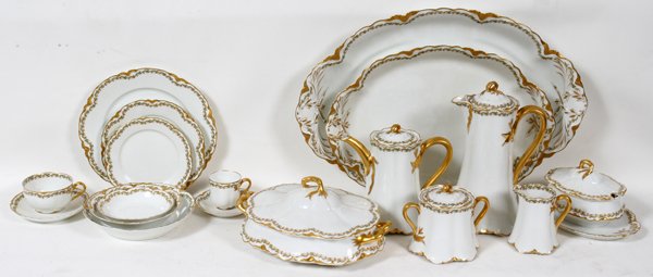 HAVILAND, LIMOGES PORCELAIN DINNER SERVICE: HAVILAND, LIMOGES 'CLOVERLEAF' PORCELAIN DINNER SERVICE, EARLY 20TH C., 130 PIECES:Including 12 dinner plates, Dia.9 1/2", 12 dessert plates, Dia.7", 12 salad bowls, Dia.7 1/2", 12 bread-and-butter pl