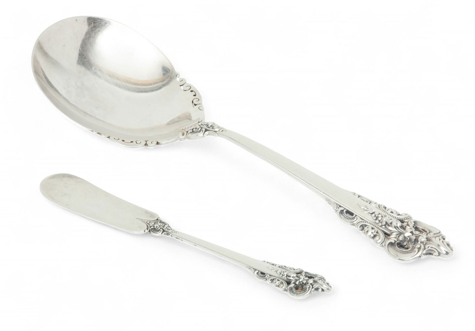 Wallace Silversmiths (American) 'Grande Baroque' Sterling Silver Salad Serving Spoon & Butter Knife: Wallace Silversmiths (American) 'Grande Baroque' Sterling Silver Salad Serving Spoon & Butter Knife Openwork. Spoon only weighs 4.5 t oz. Provenance: Property from a Grosse Pointe Farms, MI private c