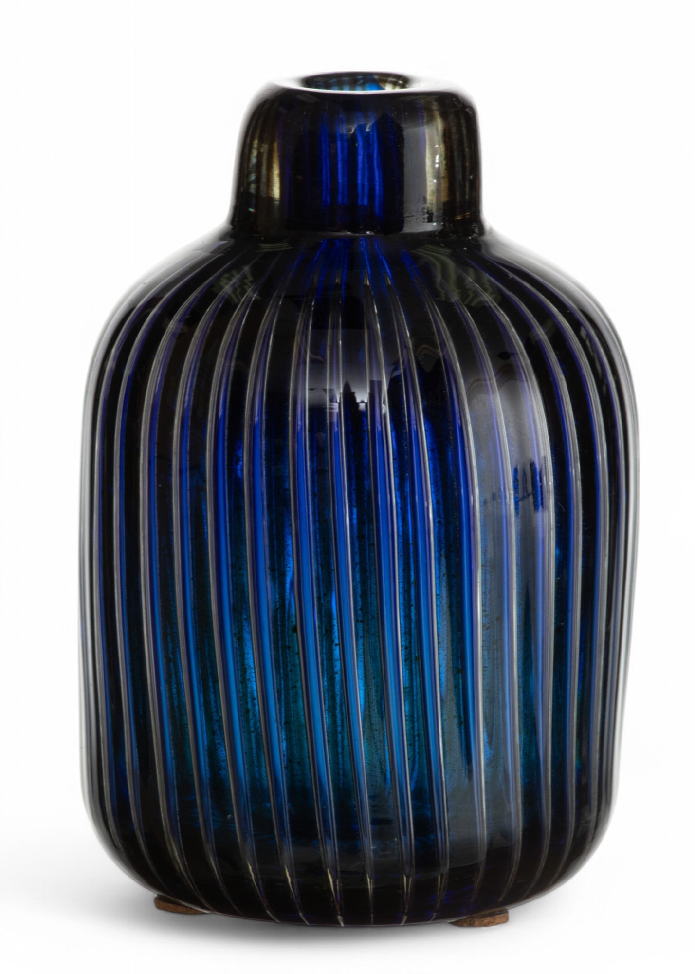 Edvin Öhrström (Swedish, 1906-1994) for Orrefors (Swedish) 'Ariel' Glass Bud Vase, Ca. 195: Edvin Öhrström (Swedish, 1906-1994) for Orrefors (Swedish) 'Ariel' Glass Bud Vase, Ca. 1950 H 3.5" Dia. 2.3" With repetitious suspended vertical air bubble forms adjacent to cornflower blue