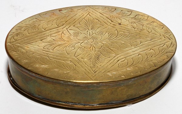 DUTCH BRASS TOBACCO BOX, ANTIQUE, H 1 1/4",: DUTCH BRASS TOBACCO BOX, ANTIQUE, H 1 1/4", L 4 3/4":Oval box with engraved floral and star motif at the removable cover.