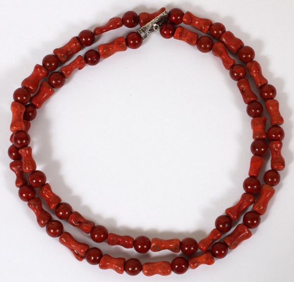 RED SPONGE CORAL NECKLACE, CLIP & LOOP 1, L 37": RED SPONGE CORAL NECKLACE, CLIP & LOOP 1, L 37":SIZE: Length 37" Long. 35 Round Beads. 34 Tube-Form Beads.