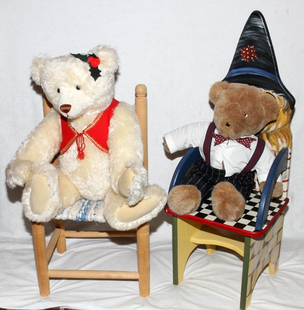 C. WALLACE AND OTHERS TEDDY BEARS AND FURNITURE: CATHLEEN WALLACE + UNMARKED STUFFED TEDDY BEARS AND MINIATURE CHAIRS, 4 PCS.:includes one Cathleen Wallace growling teddy bear, 28" L., white fur, red vest, signed on paw pad, hinged body, sitting on 