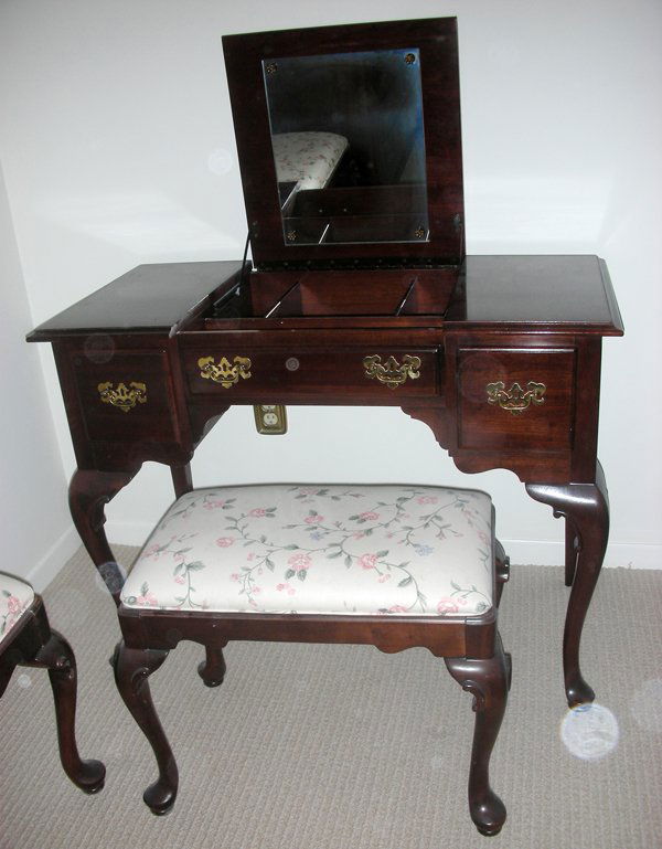 QUEEN ANNE STYLE ETHAN ALLEN DRESSING TABLE
