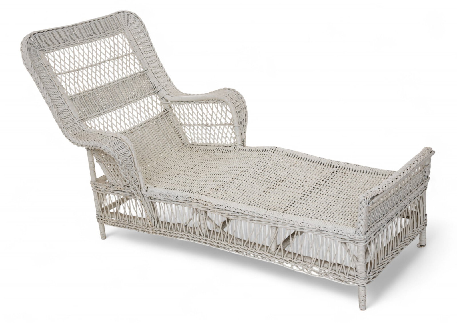 Bar Harbor Style Wicker Chaise Lounge 1910, H 40" W 31" L 62": Bar Harbor Style Wicker Chaise Lounge 1910, H 40" W 31" L 62" Woven wicker chaise lounge painted white. Slightly raise at the midsection for comfortable seating. Provenance: Property of a Grosse Poin