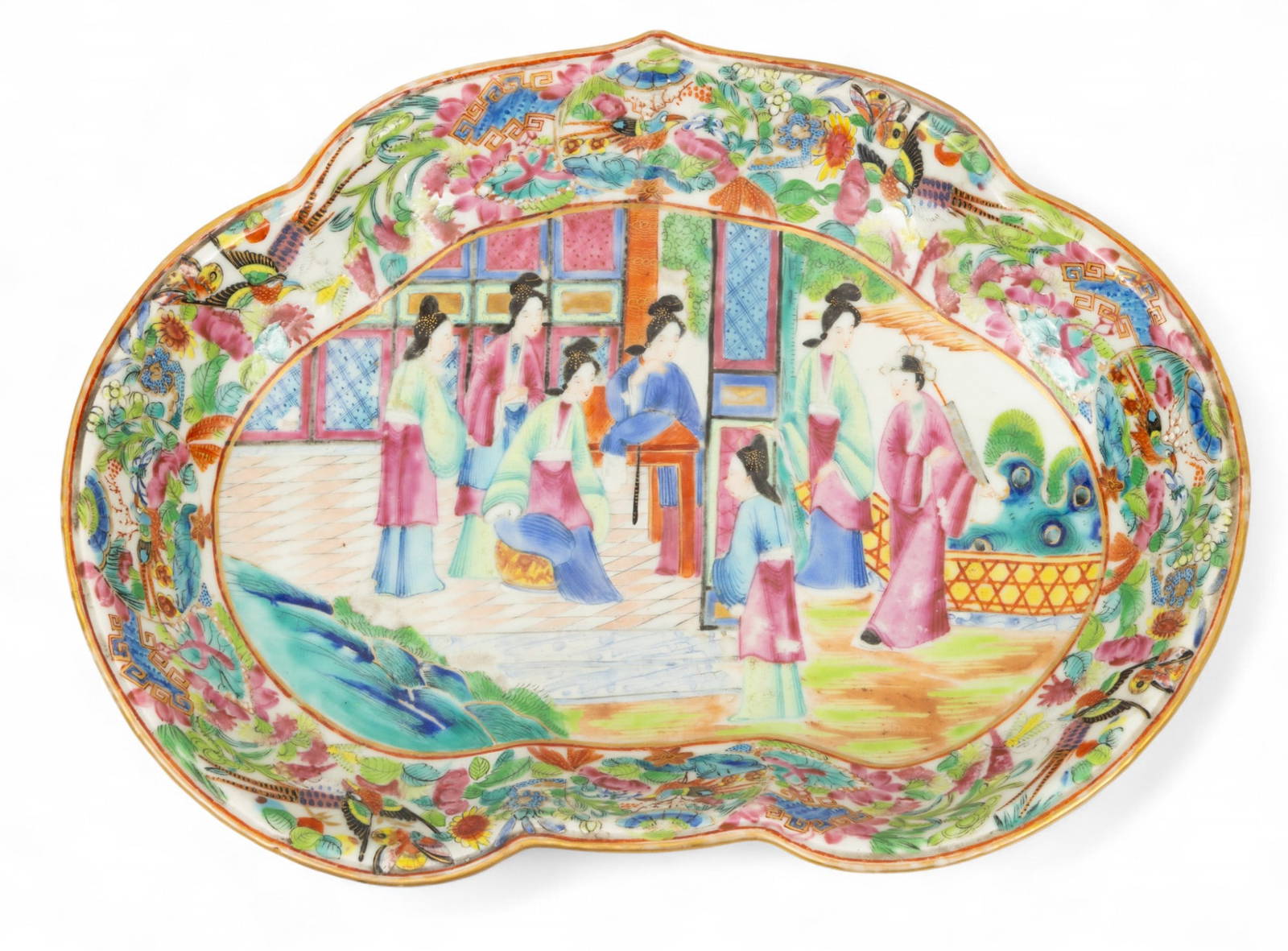 Cantonese Famille Rose Mandarin Porcelain Scalloped Kidney Shape Serving Bowl 19th C., H 2\" W 8\" L