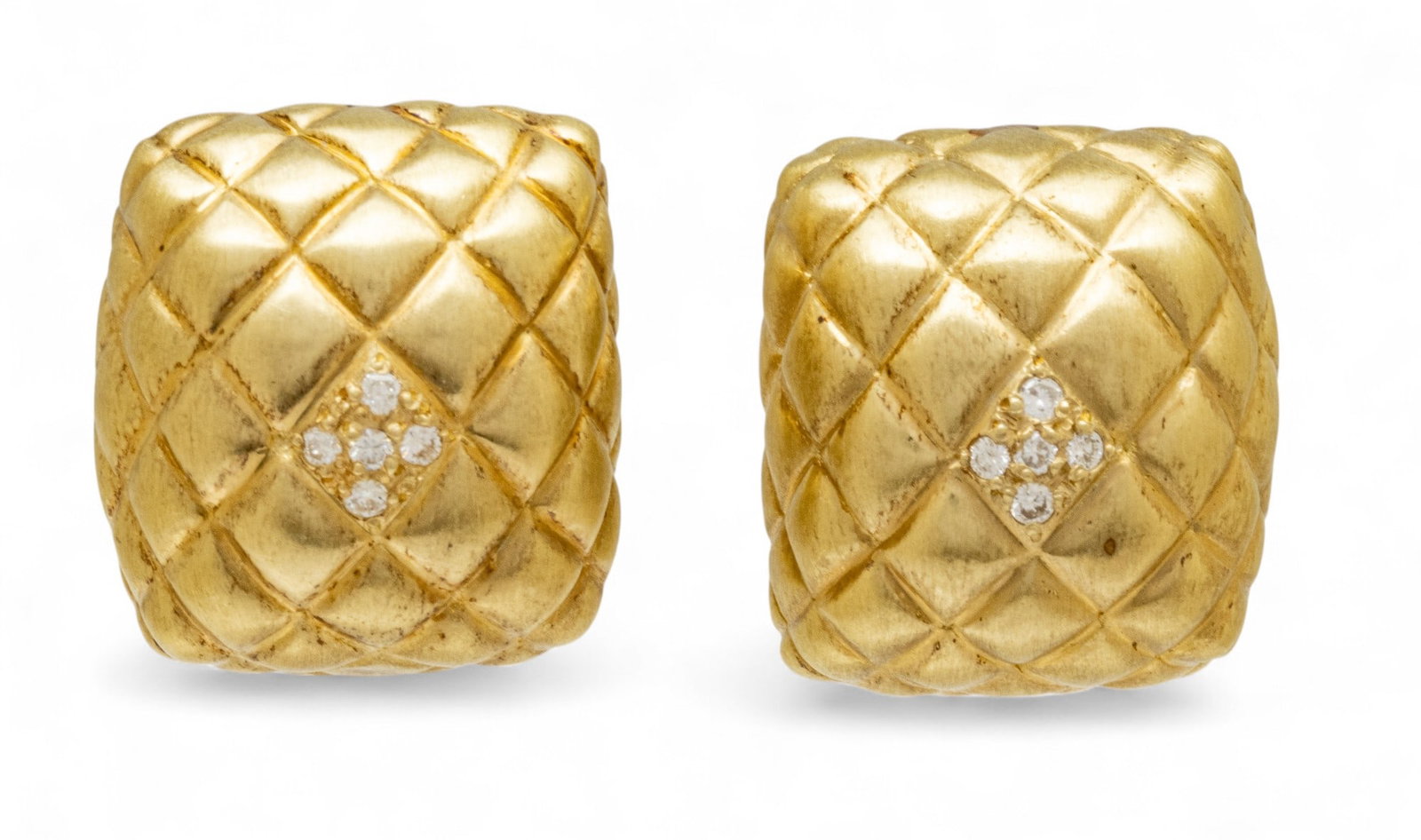 Raafty 14k Yellow Gold Quilted Design with Diamonds Earrings H 0.75" 18 g 1 PAIR: Raafty 14k Yellow Gold Quilted Design with Diamonds Earrings H 0.75" 18 g 1 PAIR Rectangular Dimensions: 1 PAIR x H 0.75" 18 g