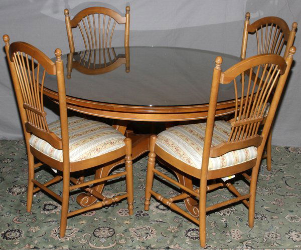 ROUND GLASS TOP DINING TABLE AND FOUR CHAIRS: ROUND GLASS TOP DINING TABLE AND FOUR CHAIRS, 5 PCS.:blonde fruitwood, having a round glass top, four contoured legs forming a pedestal with cross stretchers, white fine line trim on edge of top, skir