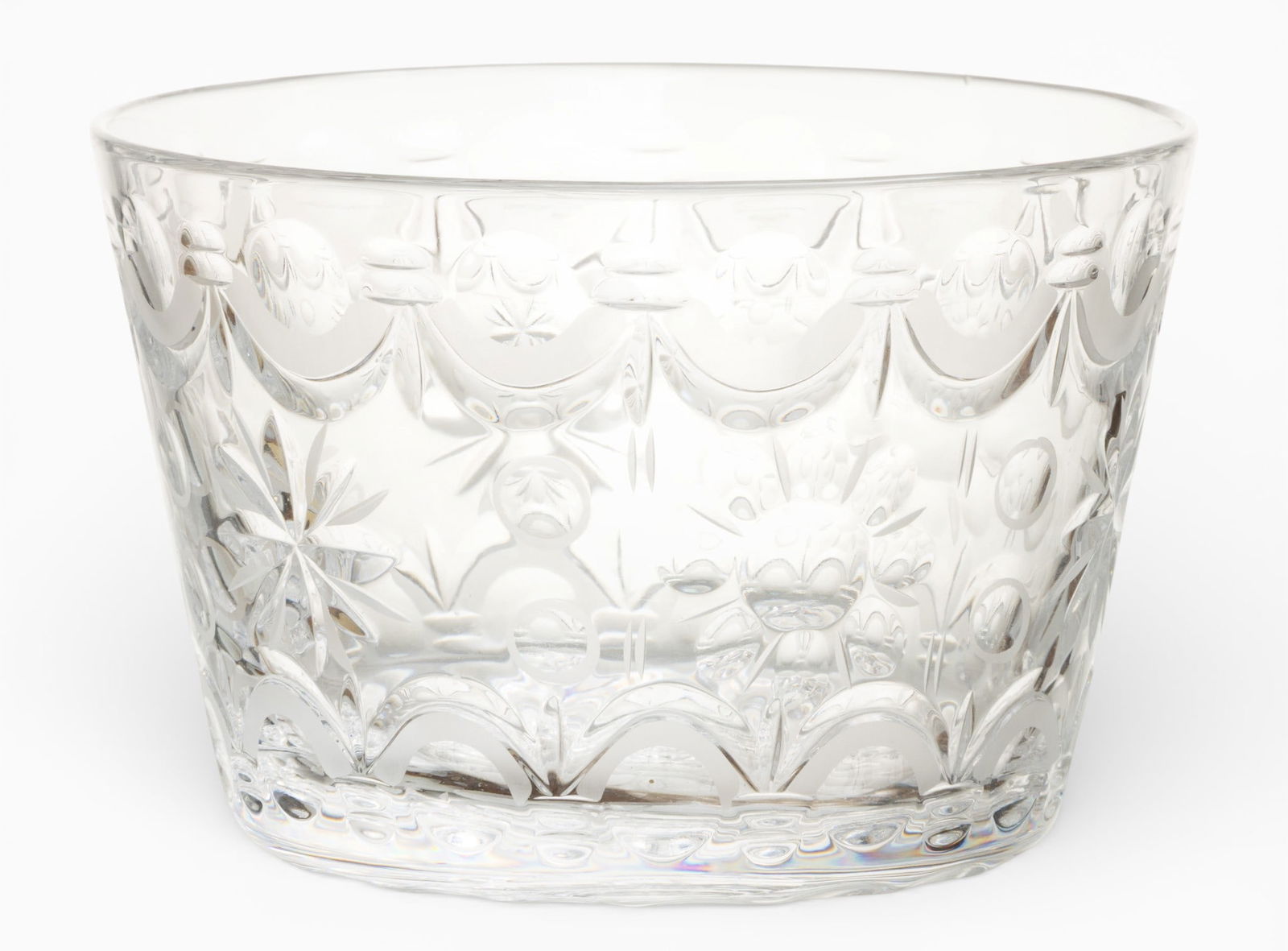William Yeoward, (England) Cut Crystal Bowl H 4.5" Dia. 6.75": William Yeoward, (England) Cut Crystal Bowl H 4.5" Dia. 6.75" Handmade and hand cut. William Yeoward stamp to base. Award winning crystal established in 1995. Dimensions: H 4.5" Dia 6.75"