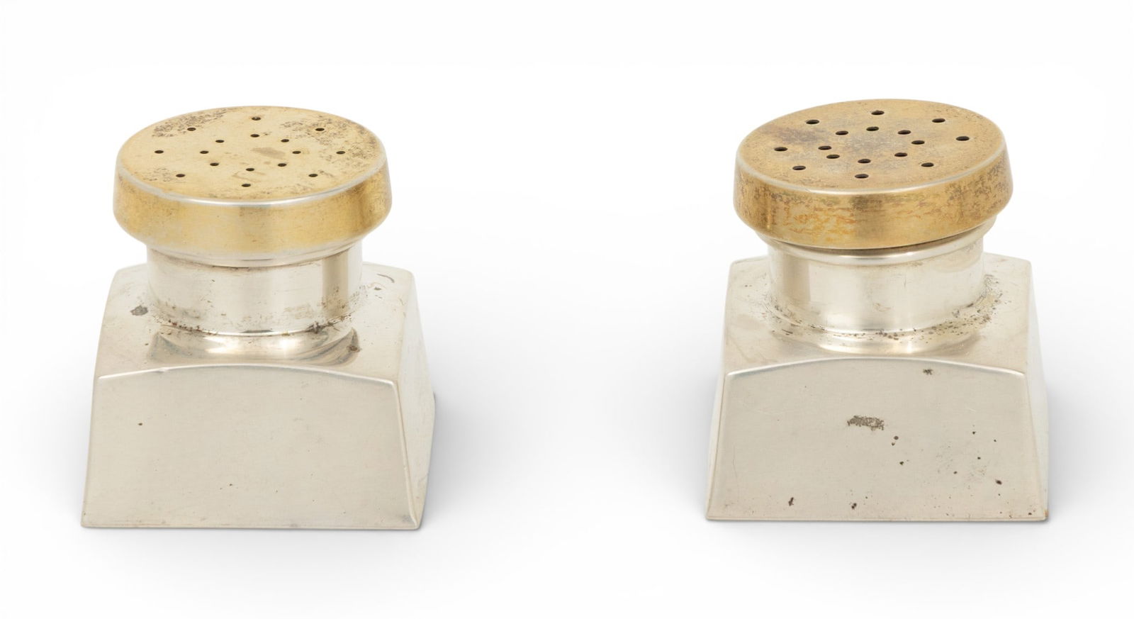 Sterling Silver Salt and Pepper Shakers, "George Washington" H 1.5" 80 g 1 PAIR: Sterling Silver Salt and Pepper Shakers, "George Washington" H 1.5" 80 g 1 PAIR Modern square design. Provenance: Property of a Bloomfield Hills, MI private collector. Dimensions: H 1.5" 80 g 1