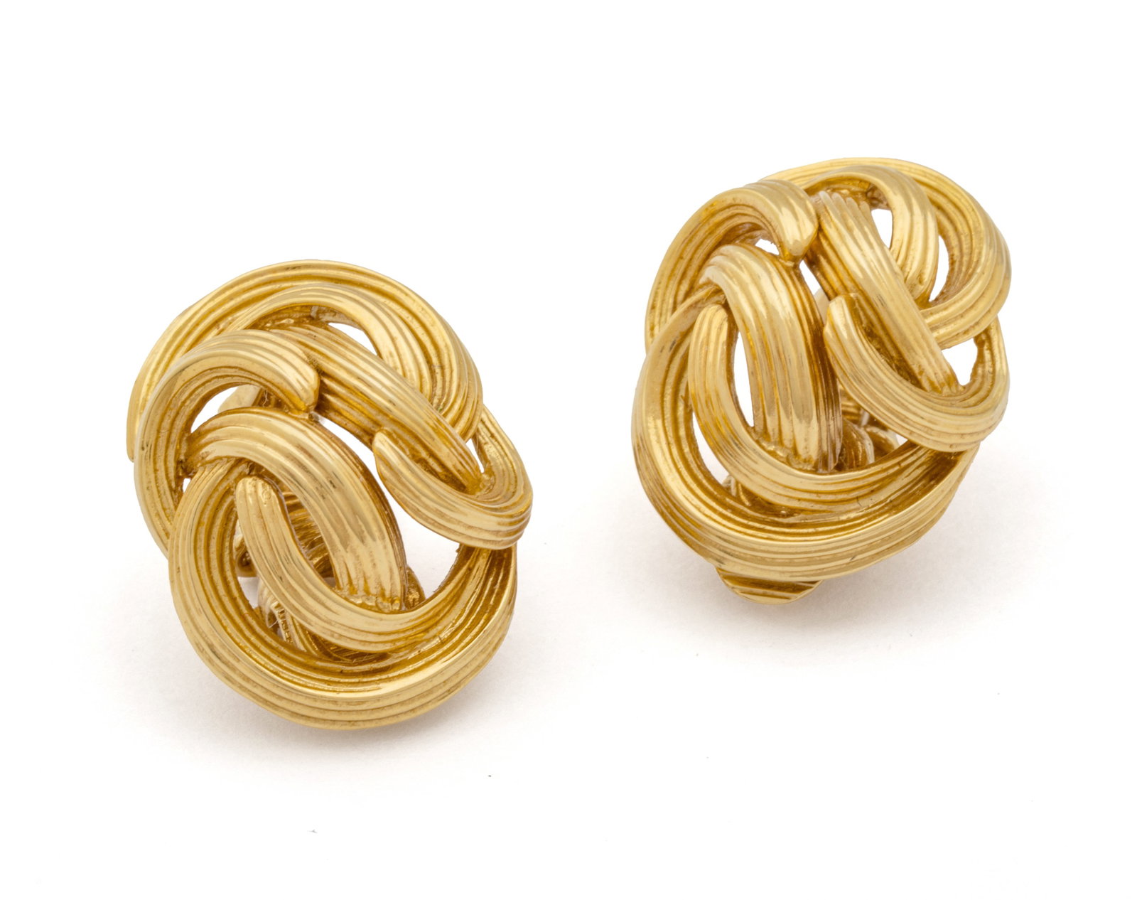 Tiffany & Co (New York) 18K Yellow Gold Clip Earrings 1960, 20 g: Tiffany & Co (New York) 18K Yellow Gold Clip Earrings 1960, 20 g Stamped 750 and Tiffany & Co. In Tiffany box. Dimensions: 20 g