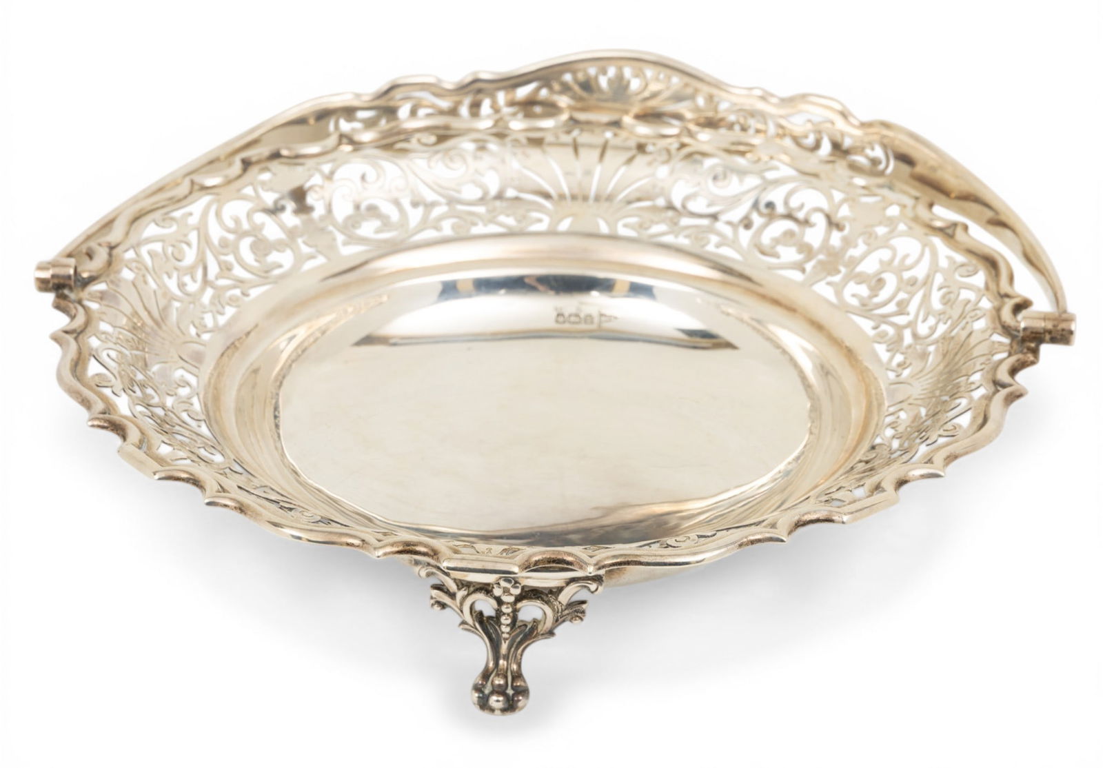 Walker & Hall (Sheffield, UK) Sterling Silver Basket with Handle, 1912, H 8" W 10" L 10.5" 20 t oz 1: Walker & Hall (Sheffield, UK) Sterling Silver Basket with Handle, 1912, H 8" W 10" L 10.5" 20 t oz 1 PC Filigree swivel handle with filigree rim on three paw feet. Marked on underside: Walker & Ha