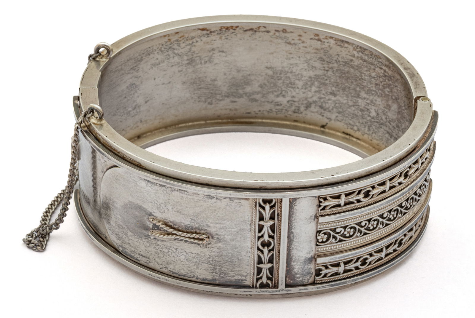 Victorian Bangle Silver Bracelet , Maker LE, Hinged W 2.5" 39 g 1 PC: Victorian Bangle Silver Bracelet , Maker LE, Hinged W 2.5" 39 g 1 PC Hinged with safety chain. Maker "LE". No silver content marks. Dimensions: W 2.5" 39 g 1 PC
