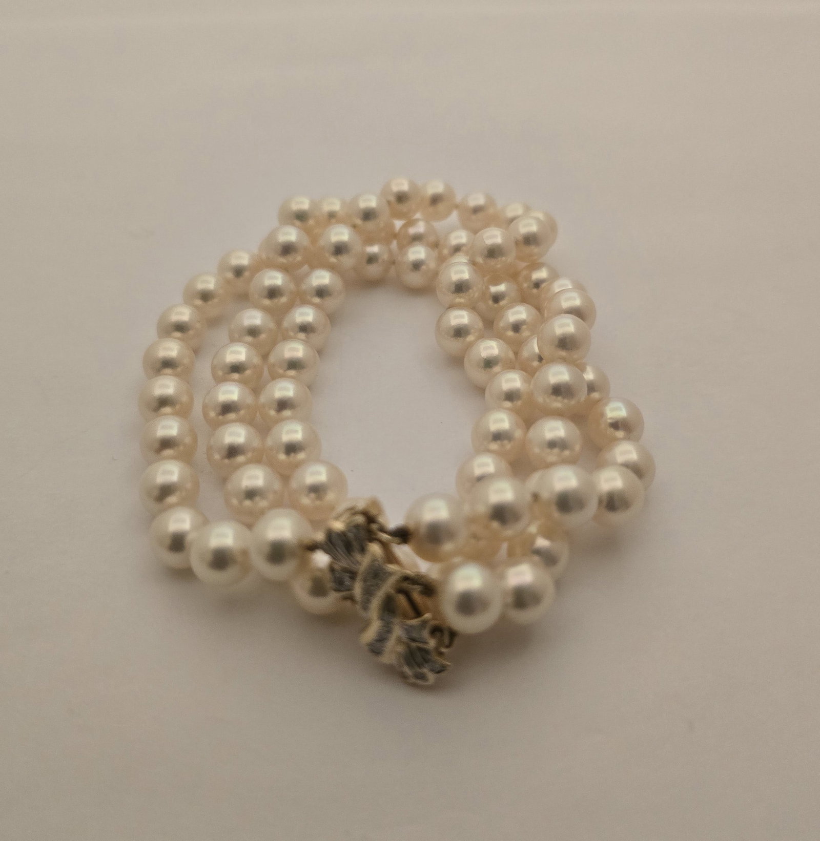 14k Yellow Gold and Diamond Clasp, Three-Strand Pearl, Bracelet L 7" 36.5 g: 14k Yellow Gold and Diamond Clasp, Three-Strand Pearl, Bracelet L 7" 36.5 g A triple strand cultured pearl bracelet, knotted between each, having a 14k yellow gold clasp with round, brilliant diamond 