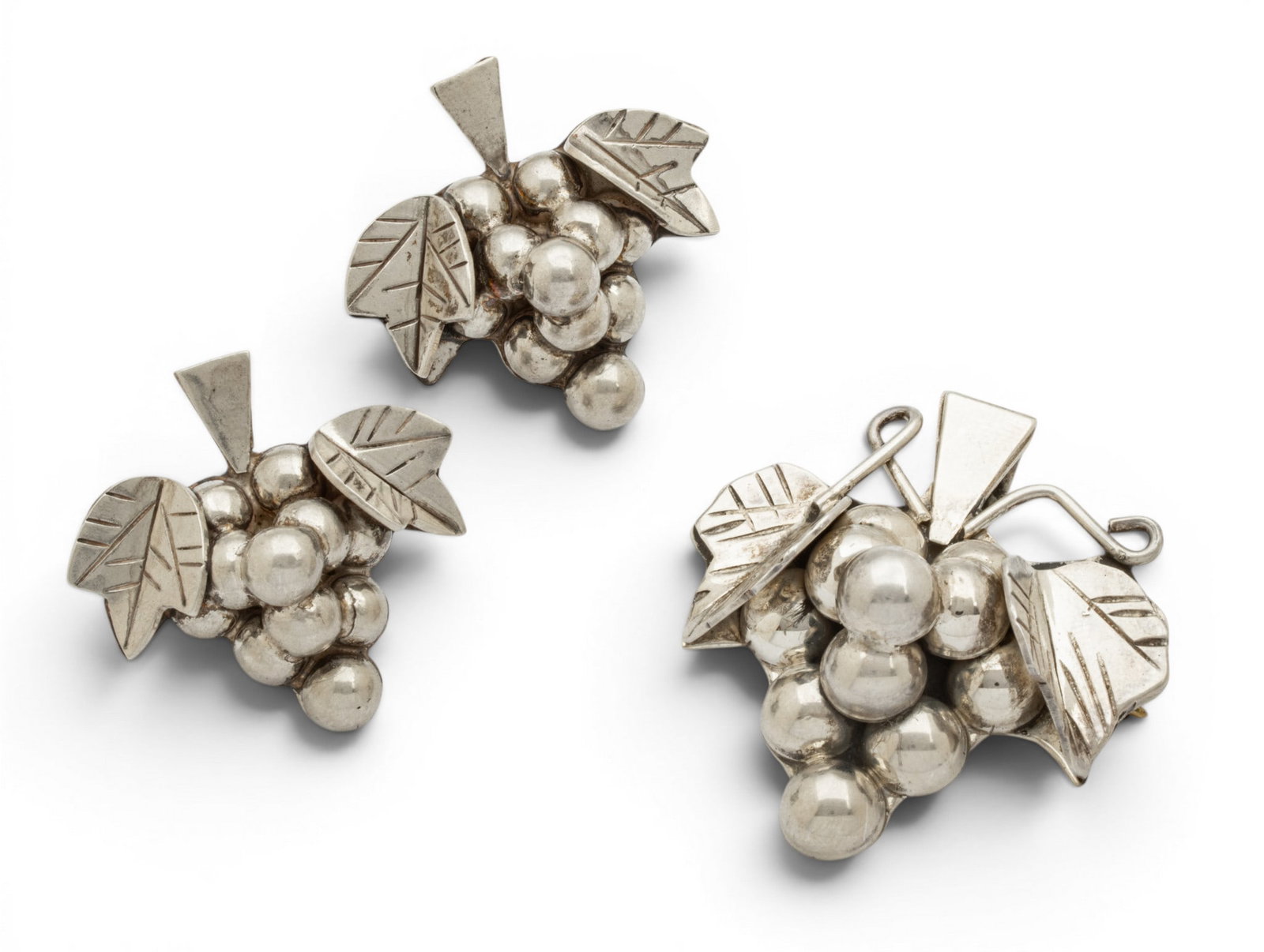 Taxco Mexico Sterling Silver Grape Bunch Brooch and Earrings, 1960, 35 grams: Taxco Mexico Sterling Silver Grape Bunch Brooch and Earrings, 1960, 35 grams Clip on earrings. Brooch - pendant. Carefully made. Provenance: Property from a Traverse City, MI private collector D